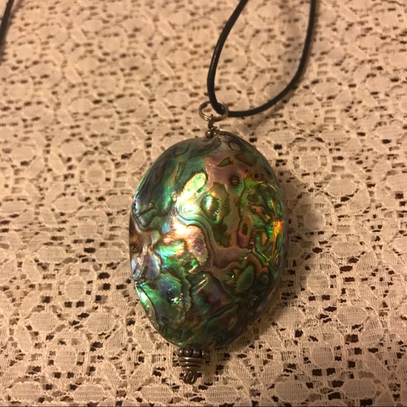 Jewelry - Shell necklace with leather strap